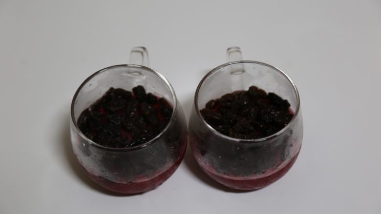 荔枝树莓布丁,取出加入适量的加州葡萄干,我用的是玛丽安妮这类