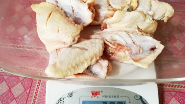自制奥尔良鸡翅,称300g鸡翅,差不多就可以!没有那么准确的