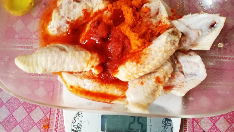 自制奥尔良鸡翅,加适量的油,我不小心倒多啦,不过也不要紧