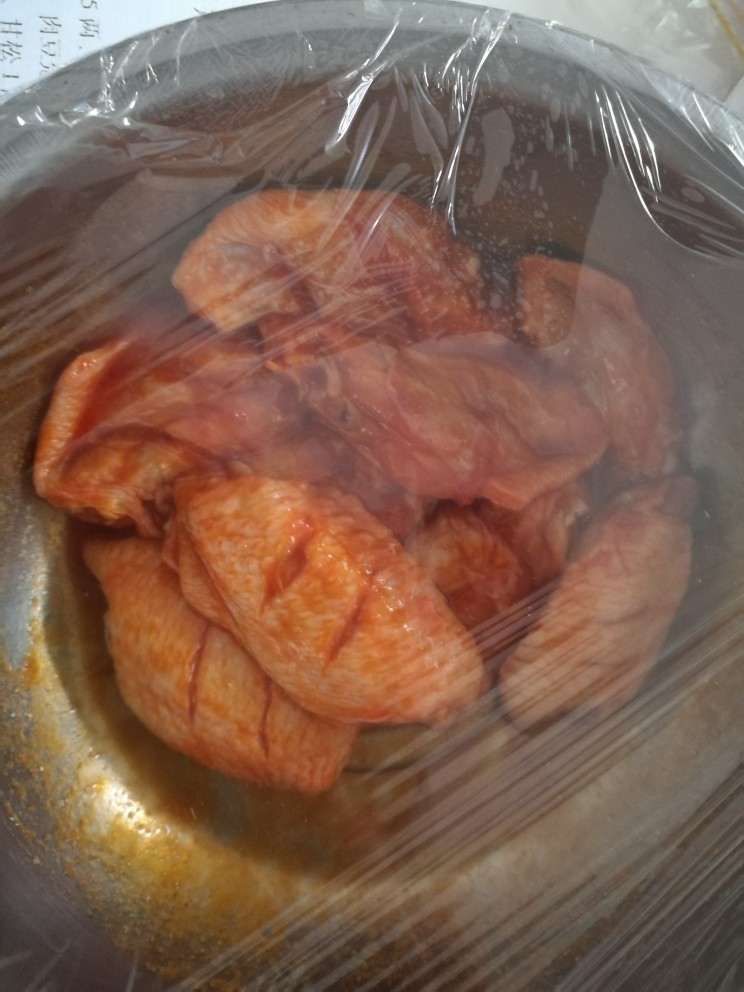 自制奥尔良鸡翅,封好保鲜膜,放入冰箱冷藏2小时,让它腌制入味