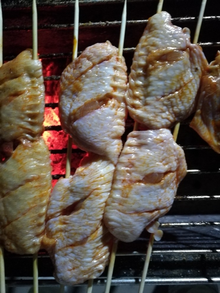 自制奥尔良鸡翅,<a style='color:red;display:inline-block;' href='/shicai/ 211864'>竹签</a>穿好,放入烤炉烤网上