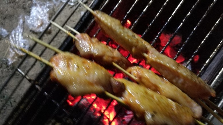 自制奥尔良鸡翅,约烤制3分钟后,冒泡泡,翻面