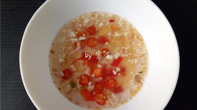 菠菜拌粉条,调入温开水，上盖；激发出调料的香味；