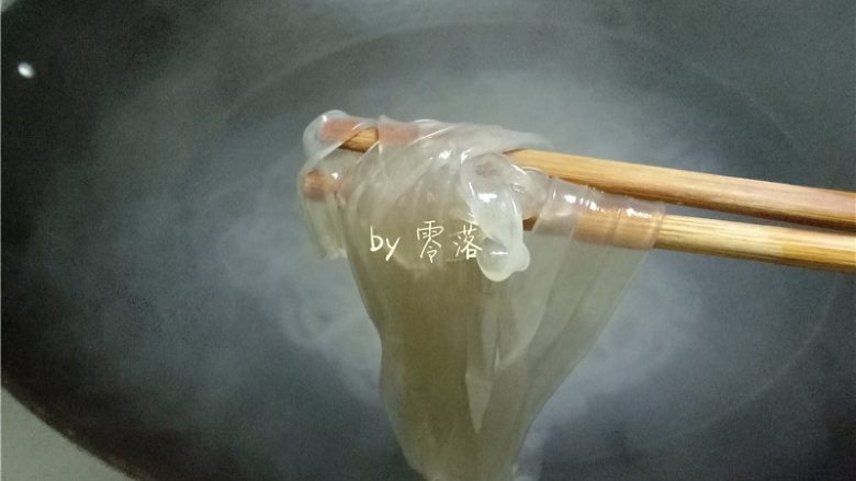 菠菜拌粉条,放入粉条煮熟，捞出；