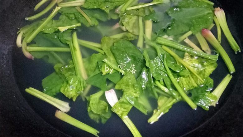 菠菜拌粉条,放入菠菜焯水,捞出;