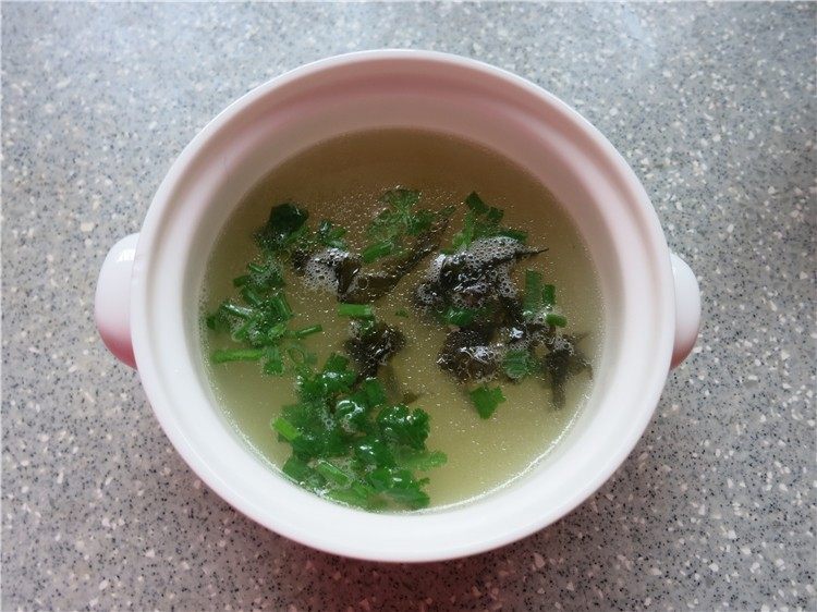 鲜虾鸡汤馄饨,烧开后倒入碗里,汤就做好了