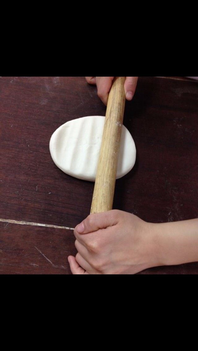 黄桥烧饼制作,轻轻擀压