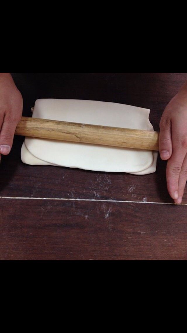 黄桥烧饼制作,均匀擀开