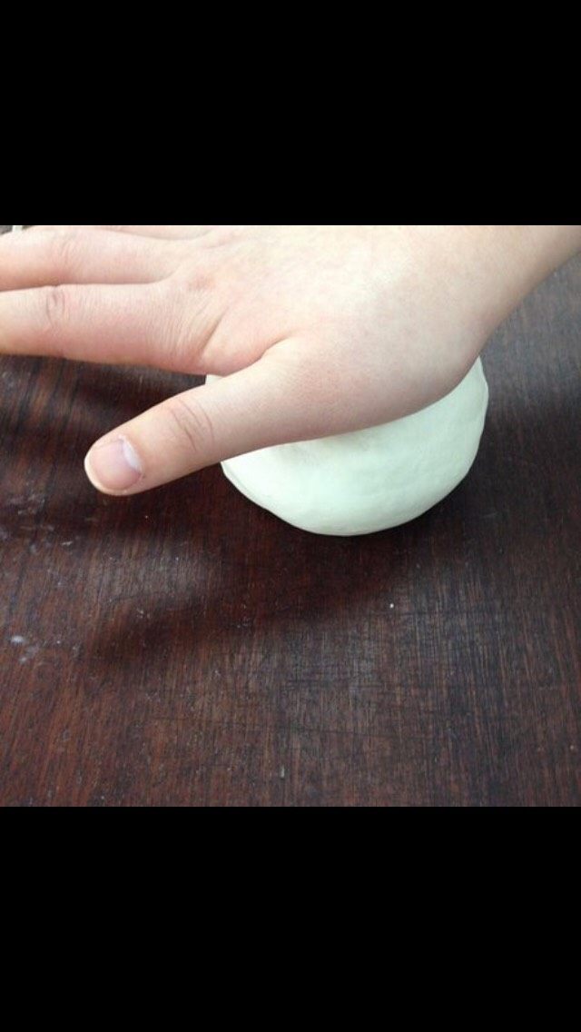 黄桥烧饼制作,包入油酥油面后 收口向上 用手掌均匀往下压