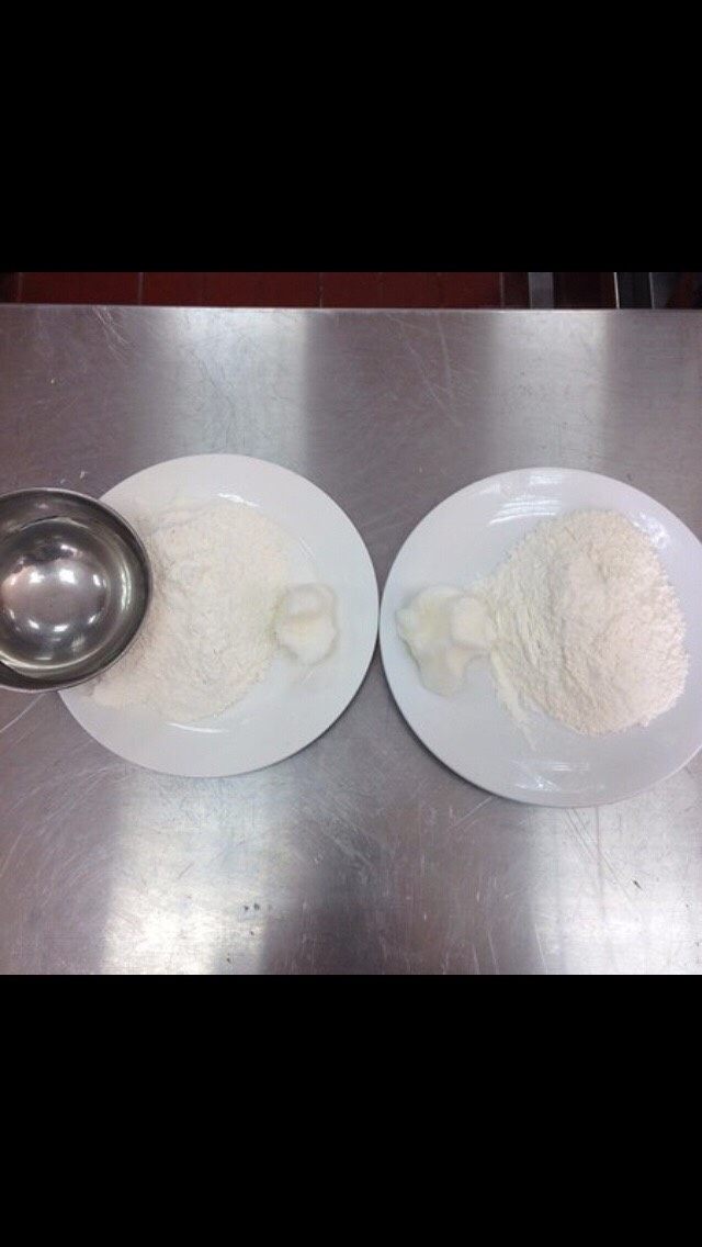 黄桥烧饼制作,准备好油酥 油面(放入适量温水)
