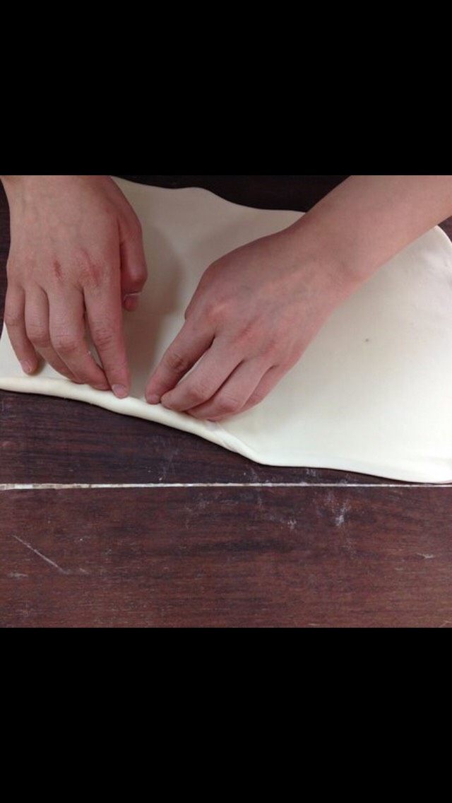 黄桥烧饼制作,由上往下卷起