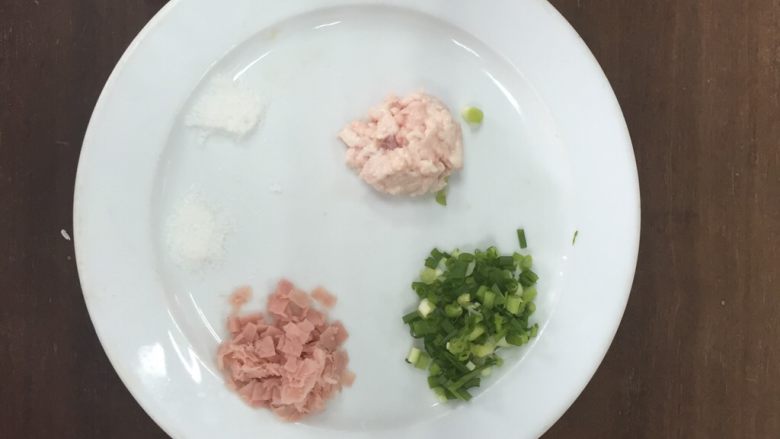 黄桥烧饼制作,肥膘10克 葱花10克 方腿20克 盐3克 味精3克 糖5克 麻油少许