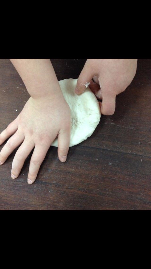 黄桥烧饼制作,调制油面,待面团光滑后醒面