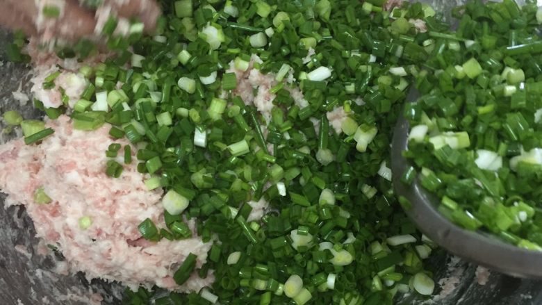 黄桥烧饼制作,待味道拌匀后最后放入葱花否则容易出水