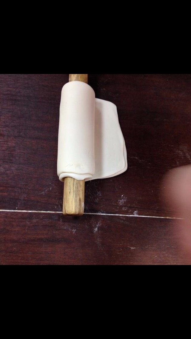 黄桥烧饼制作,再擀大擀长其目的是擀制均匀