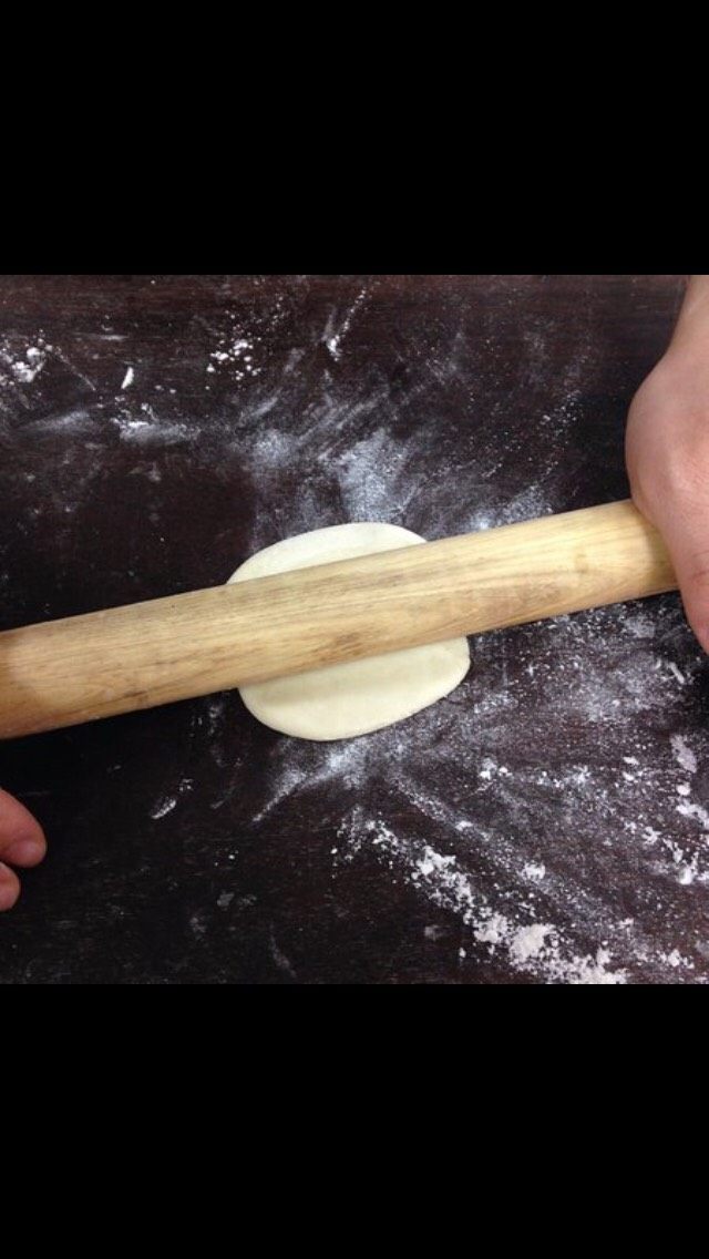 黄桥烧饼制作,擀开