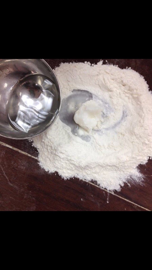 黄桥烧饼制作,调制油面: 放入低粉 猪油 和适量温水