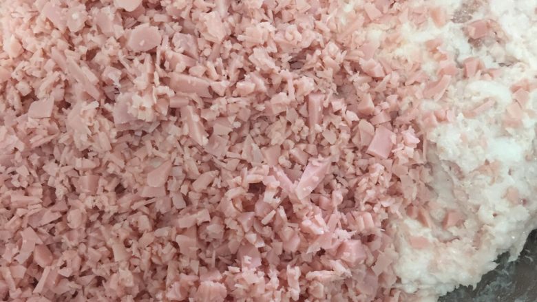 黄桥烧饼制作,先拌调味料和方腿