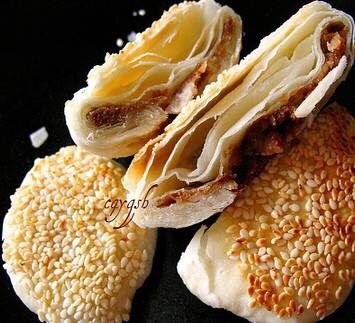 黄桥烧饼制作,刷蛋 撒芝麻烤制