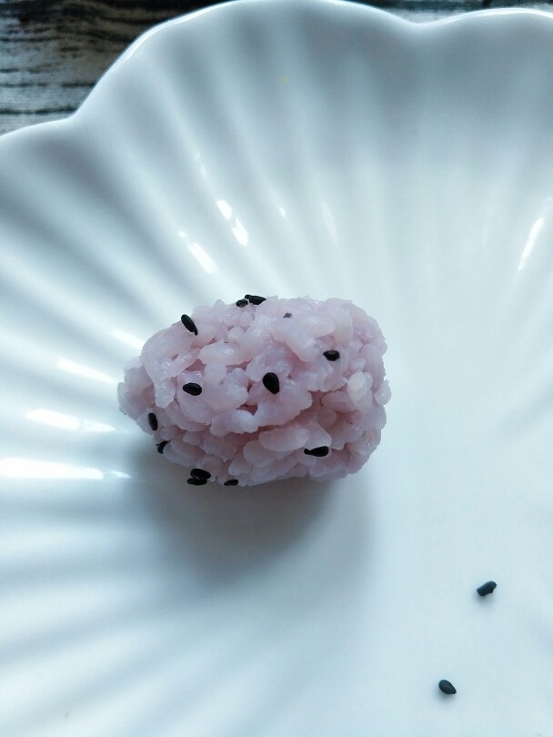 萌化你的心草莓饭团,用手撒几粒芝麻到米饭团上,不能滚奥,会粘很多芝麻