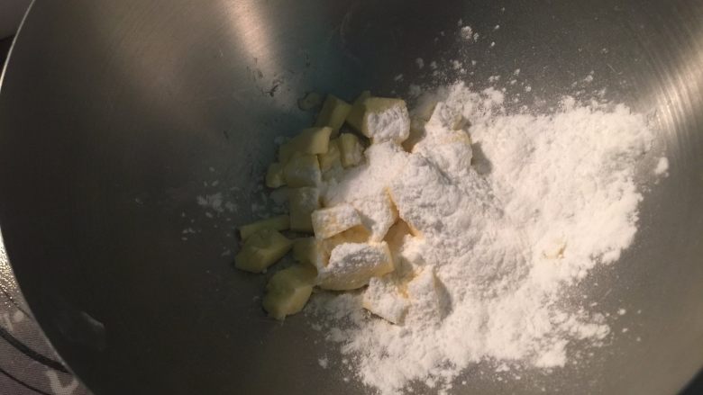 酥皮泡芙,制作酥皮:将室温软化的50克黄油加入25克糖粉,搅打顺滑