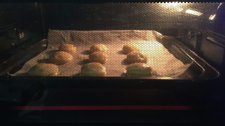 酥皮泡芙,放入预热好的烤箱中层,200度烤约30分钟