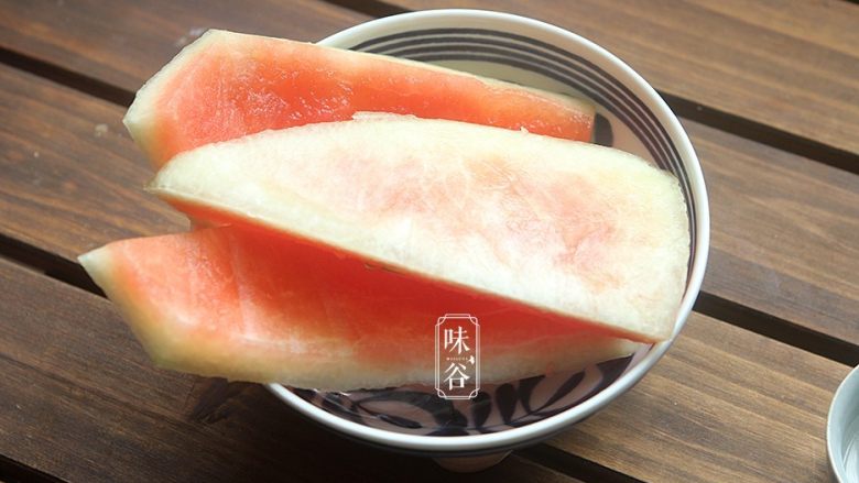 凉拌西瓜皮,将绿色的硬皮部分切掉,再片去内层的红瓤!