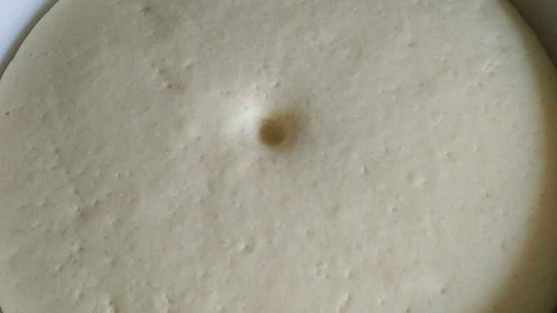 青菜香菇包,<a style='color:red;display:inline-block;' href='/shicai/ 519'>面粉</a>里放入适量酵母粉、泡打粉、糖,搅拌均匀,35℃温水添加进<a style='color:red;display:inline-block;' href='/shicai/ 519'>面粉</a>里,不停的搅拌<a style='color:red;display:inline-block;' href='/shicai/ 519'>面粉</a>,直至<a style='color:red;display:inline-block;' href='/shicai/ 519'>面粉</a>和成面团,接着就开始揉面,记住三要素:面光手光盆光,揉好后盖上湿布或者锅盖让其饧发,当面团膨胀成原先的两倍大小时表示面已发好,用手在面上戳一下,不塌陷即可,或者翻开面团,看见里面密密麻麻细小的孔洞也说明面发好了
