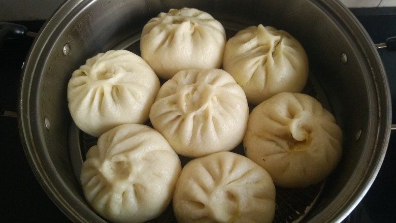 青菜香菇包,15分钟后包子蒸好了不要立即揭锅盖,等五分钟后再揭盖,蒸好后立即揭盖的话会因为热胀冷缩原理包子会立马塌陷