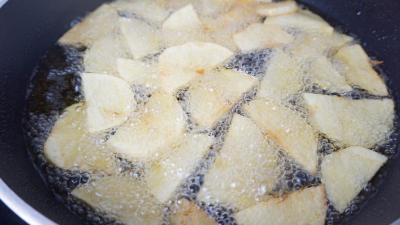 干锅土豆,土豆下锅油炸,一定要大火!
