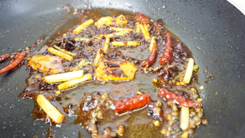 干锅土豆,锅里倒油炒香干锅料,炒香大料和葱姜蒜。