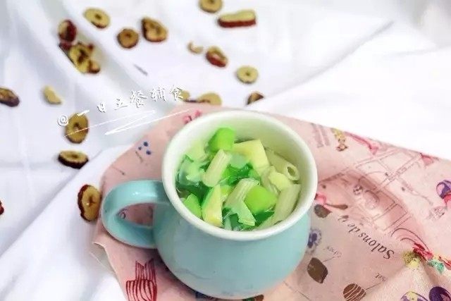 冬笋高汤蔬菜面—鲜美清淡,味道微甜清香的素高汤蔬菜面就做好啦,面非常好嚼,还带着冬笋和黄瓜的清新。