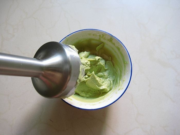 牛油果紫菜包饭:适合夏季的高营养清爽主食,3. 再用搅拌器搅打成细腻的果泥。