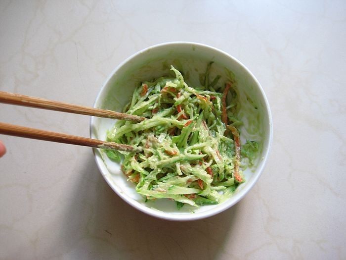 牛油果紫菜包饭:适合夏季的高营养清爽主食,6. 拌匀备用。
