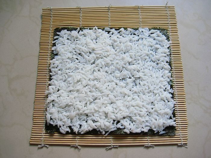 牛油果紫菜包饭:适合夏季的高营养清爽主食,10. 均匀的铺上米饭,压平。