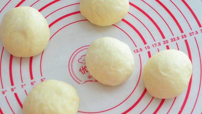 香肠面包,分割成五份,每份大约为73克,揉圆后静置10分钟。