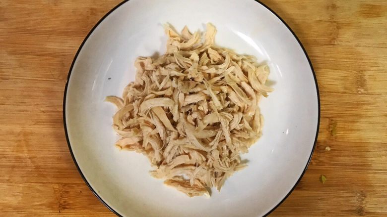 超满足便当(7),把鸡胸肉顺着纹理开始撕扯吧!!