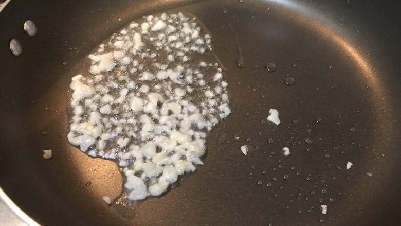 超满足便当(7),锅内放油 爆香蒜末
