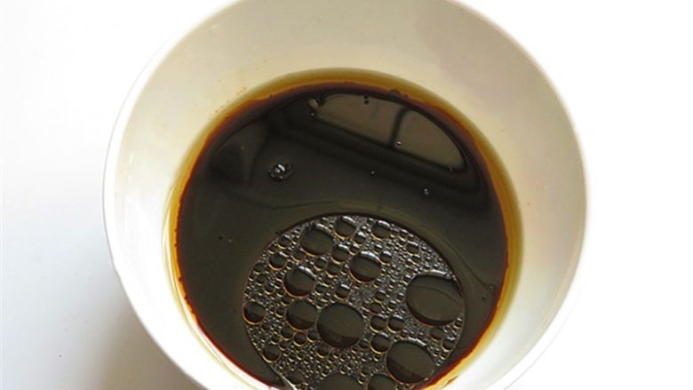 田园杂蔬禽蛋拌白肉,盐先用热开水化开,将醋、生抽、<a style='color:red;display:inline-block;' href='/shicai/ 847'>香油</a>倒入调成料汁备用