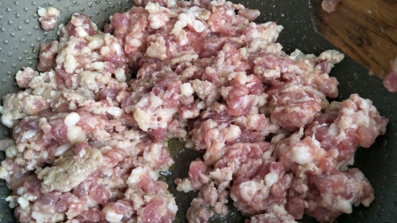 猪肉馅饼,锅加热,倒油,把肉馅放入锅中翻炒熟(冷锅冷油炒 不然就粘锅了)