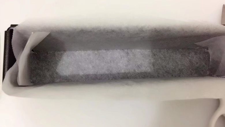 人氣蘋果杏仁隱形蛋糕Invisible cake,取1個磅蛋糕模具 按比例剪裁烘焙紙 鋪進模內(麵糊在烤製時會膨脹 烘焙紙要比模具高一點)