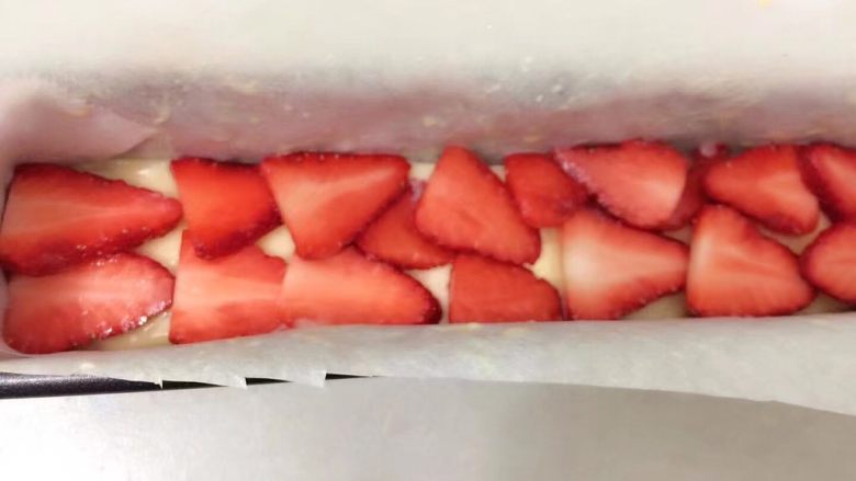 人氣蘋果杏仁隱形蛋糕Invisible cake,將蘋果片平均鋪在模內 鋪滿整個模具(我這次在中間放了草莓片 不放也行 隨你喜好)