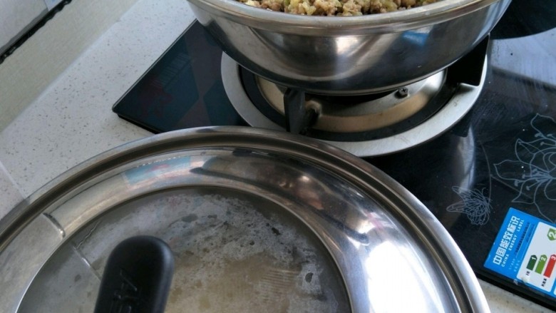 猪肉馅饼,陷炒好后 放入盆内,备用