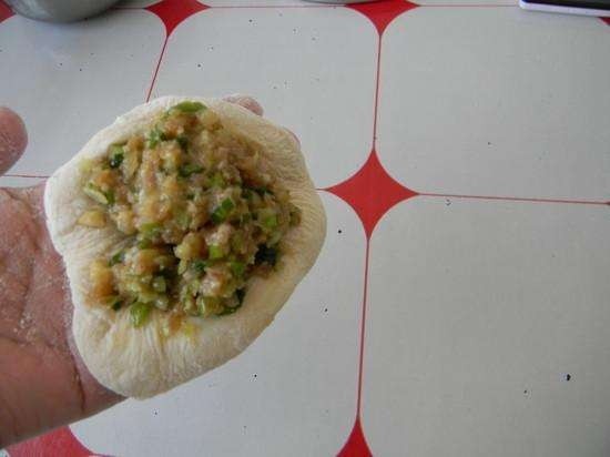 猪肉馅饼,跟包包子一样,把口收紧,放在锅里按成饼状