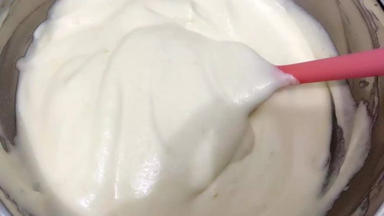 YOKU MOKU之檸檬奶油戚風蛋糕,打發4個蛋白 分3次加入50g砂糖打至拉出小尖勾 取1/3蛋白與蛋黃糊拌勻 再倒入剩余蛋白中切拌均勻 面糊整體呈濃稠狀