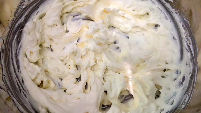 YOKU MOKU之檸檬奶油戚風蛋糕,制作檸檬鮮奶油(外層):將鮮奶油+砂糖打發至7分發 加入剩下的檸檬凝乳繼續攪打至堅挺 放冰箱備用