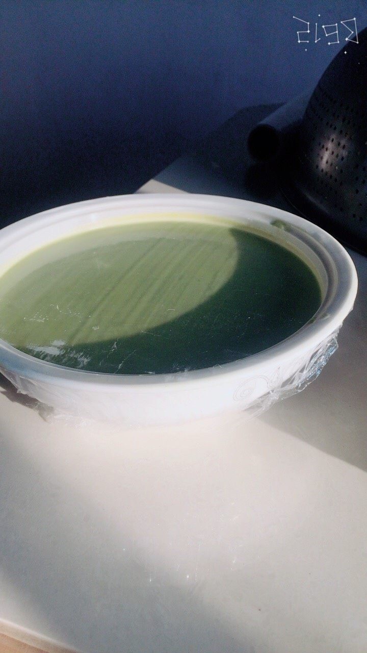 抹茶千层蛋糕,过滤好的抹茶面糊 包上保鲜膜放入冰箱冷藏一小时左右