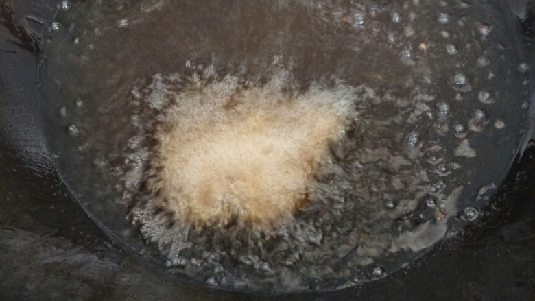 啊婆秘制大排,油温烧至6成热!下大排。