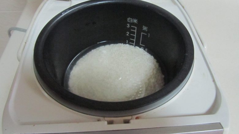 肉末香菇烧麦(饺子皮版),将一小碗<a style='color:red;display:inline-block;' href='/shicai/ 498'>糯米</a>加入适量的水,放入电饭煲中煮熟;