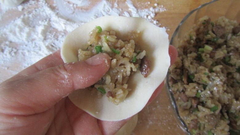 肉末香菇烧麦(饺子皮版),将馅料包入饺子皮中;